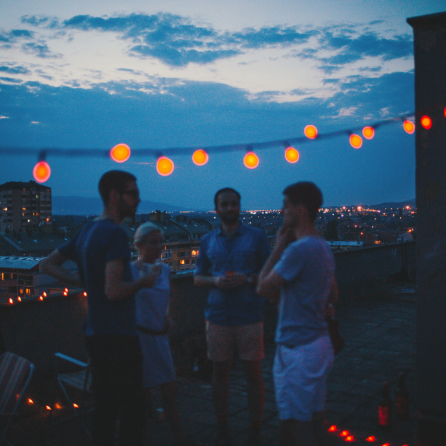 Select Venue - soirée sur un rooftop avec guirlande lumineuse