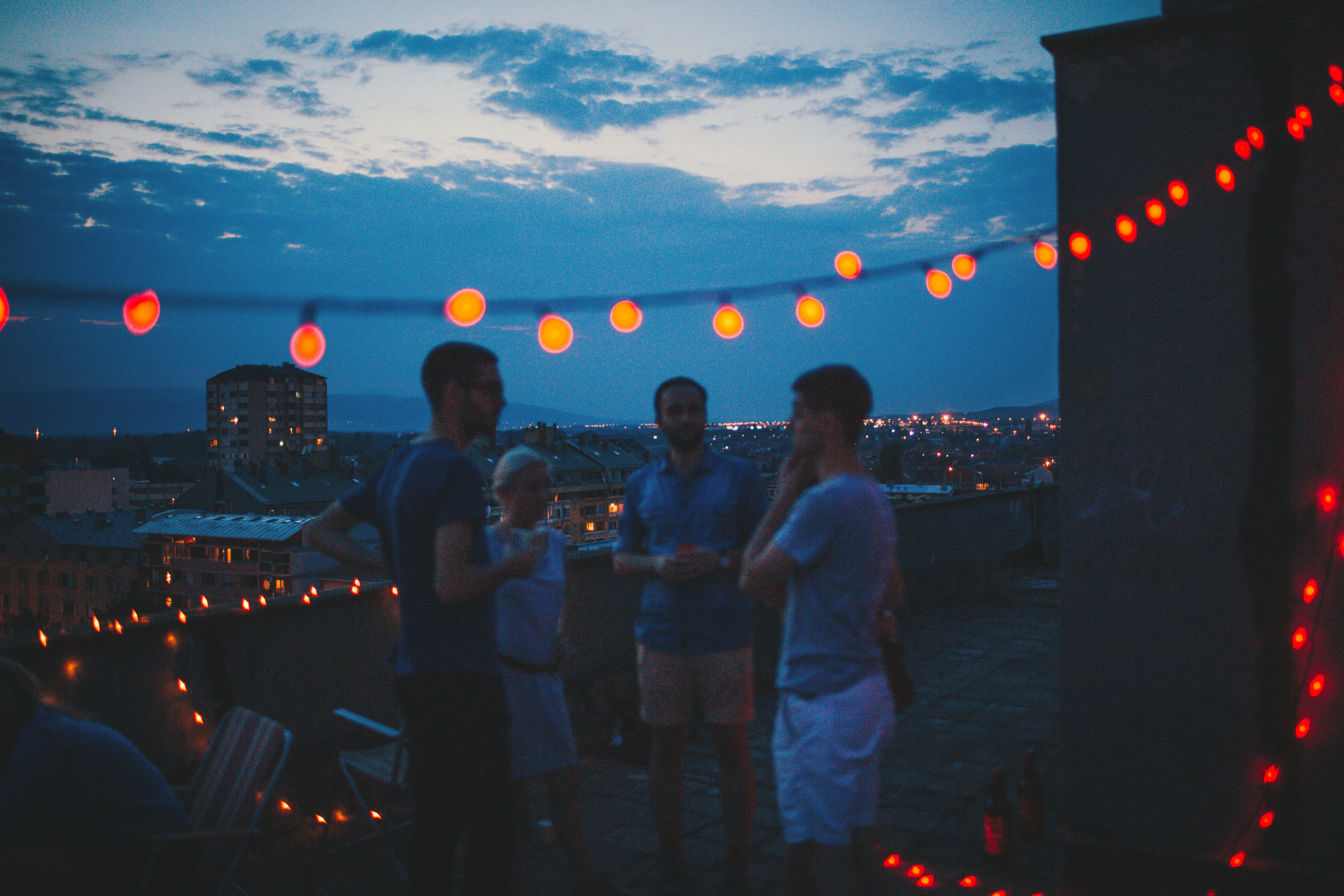 Select Venue - soirée sur un rooftop avec guirlande lumineuse